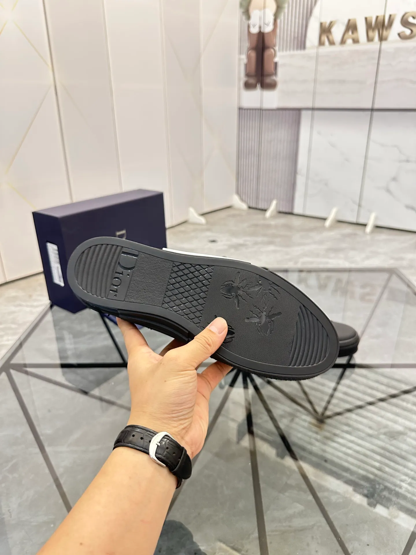 Selling men's shoes 💰: 💰P440¥ Product trademark: Dio* "Dior*" high-top casual shoes Regular size: 36-45 (can be customized to 46) Couple style B23 Product materials: Upper imported original fabric, breathable lining, original outsole. No.: 007